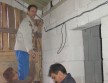 ...majstri elektrikári začínajú pracovať. 