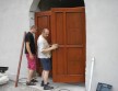 Vďaka našim bohuznámym veriacim už máme aj nové vchodové dvere do chrámu.