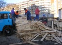 Majstri tesári si pripravujú materiál na debnenie strešnej konštrukcie na jednotlivých lodiach chrámu.